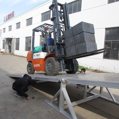 移動(dòng)式登車橋叉車卸貨裝車平臺(tái)固定登車橋定制車橋坡道