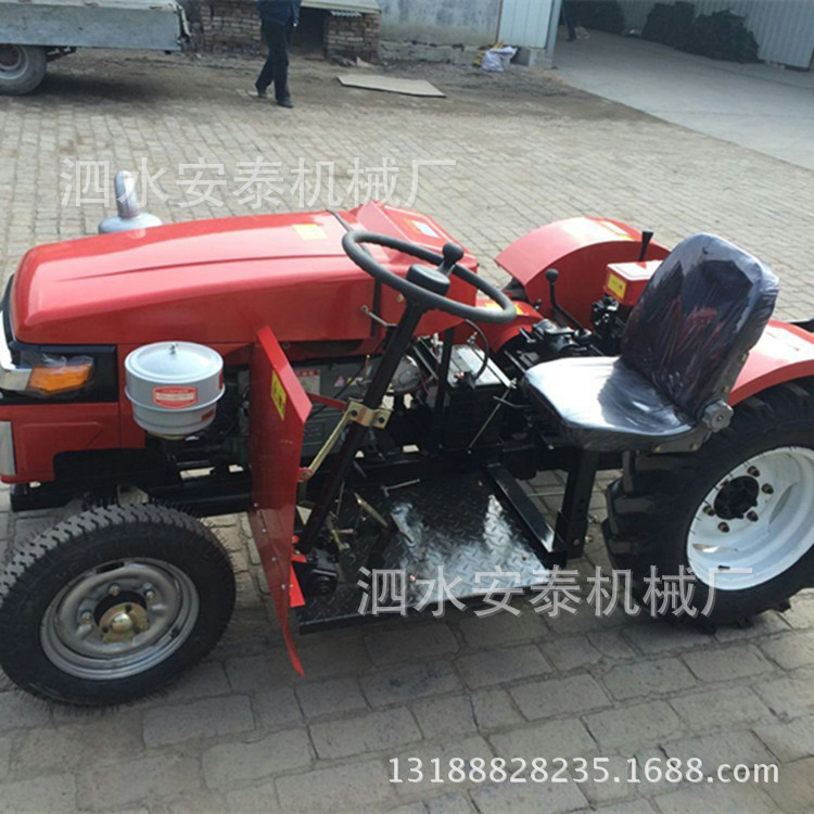 小型四輪拖拉機(jī)