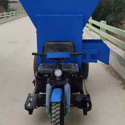 牛羊自動喂料車現(xiàn)貨直銷 三輪養(yǎng)殖農(nóng)場混合飼料撒料拌料一體車