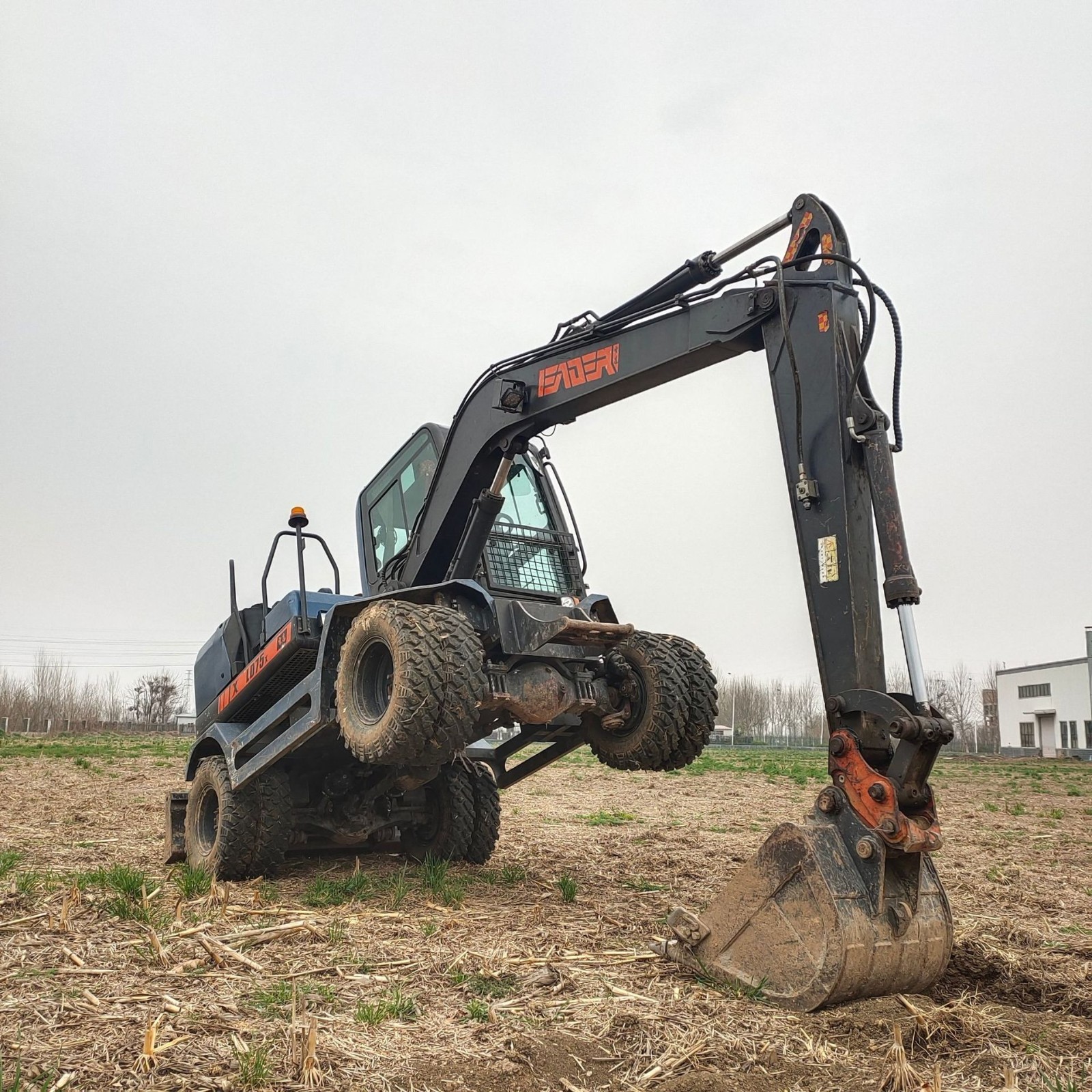 雷道 濟(jì)寧 二手輪式挖掘機(jī) 輪挖 便宜鉤機(jī) 挖土機(jī)圖片 旋轉(zhuǎn)挖機(jī)