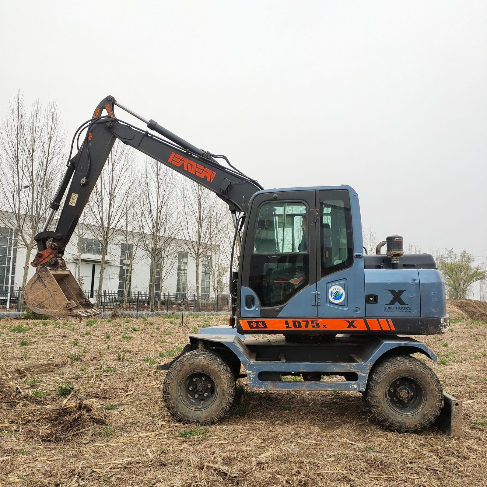 雷道 輪挖 開溝機(jī) 旋轉(zhuǎn)挖 農(nóng)用機(jī)械 隨車抓 遮木拾裝機(jī) 抓鋼機(jī)