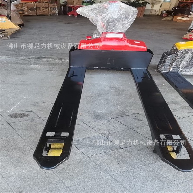 供應(yīng)1.5噸電動(dòng)式搬運(yùn)叉車(chē)與2噸蓄電池鋰電款的電動(dòng)搬運(yùn)車(chē)價(jià)格
