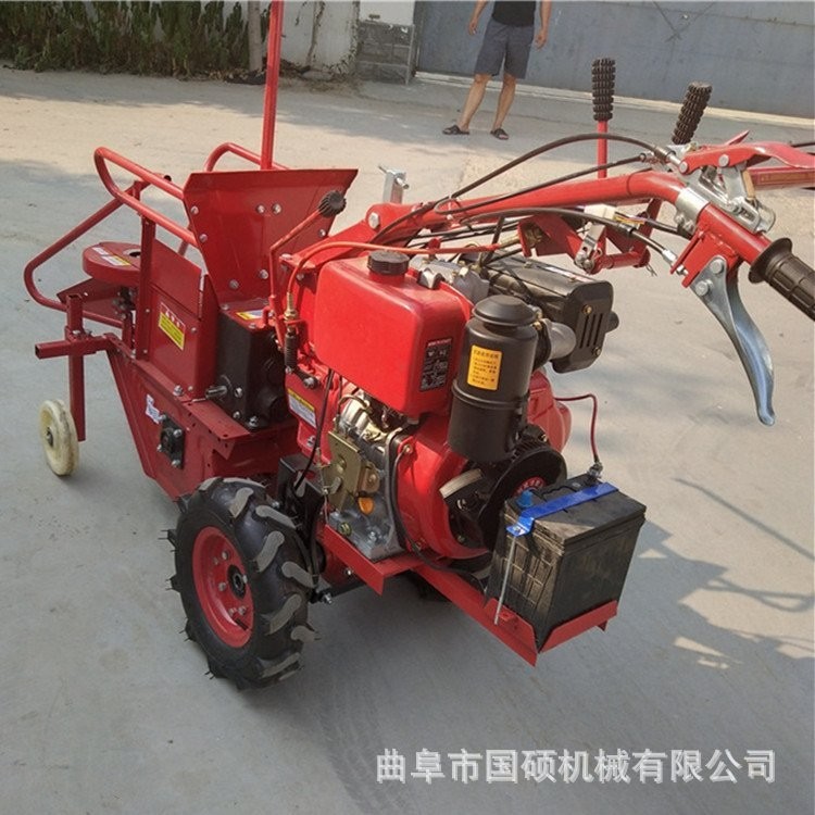 自動掰棒子機(jī) 小型手扶帶收玉米機(jī) 15馬力柴油電啟動玉米收獲機(jī)