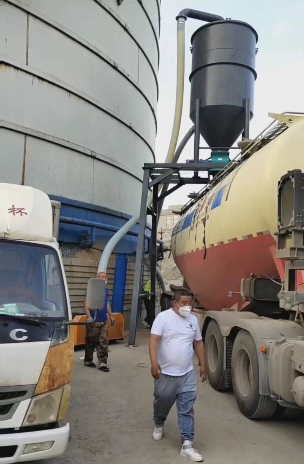 大連粉煤灰氣力吸灰機(jī)清庫(kù)裝車無(wú)塵氣力輸送機(jī)該機(jī)一小時(shí)30-40噸