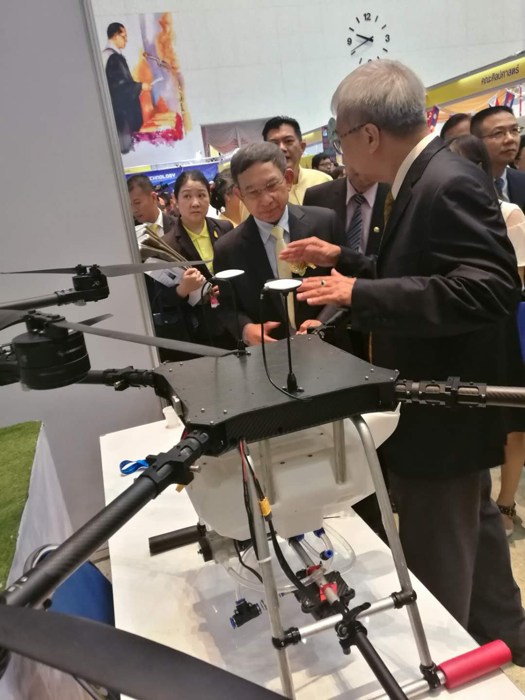 合作企業(yè)總經理（sathaporn）與泰國副總理巴威及皇室代