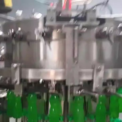 含汽碳酸飲料灌裝機(jī) 三合一灌裝機(jī)械設(shè)備 可灌水、碳酸飲料等