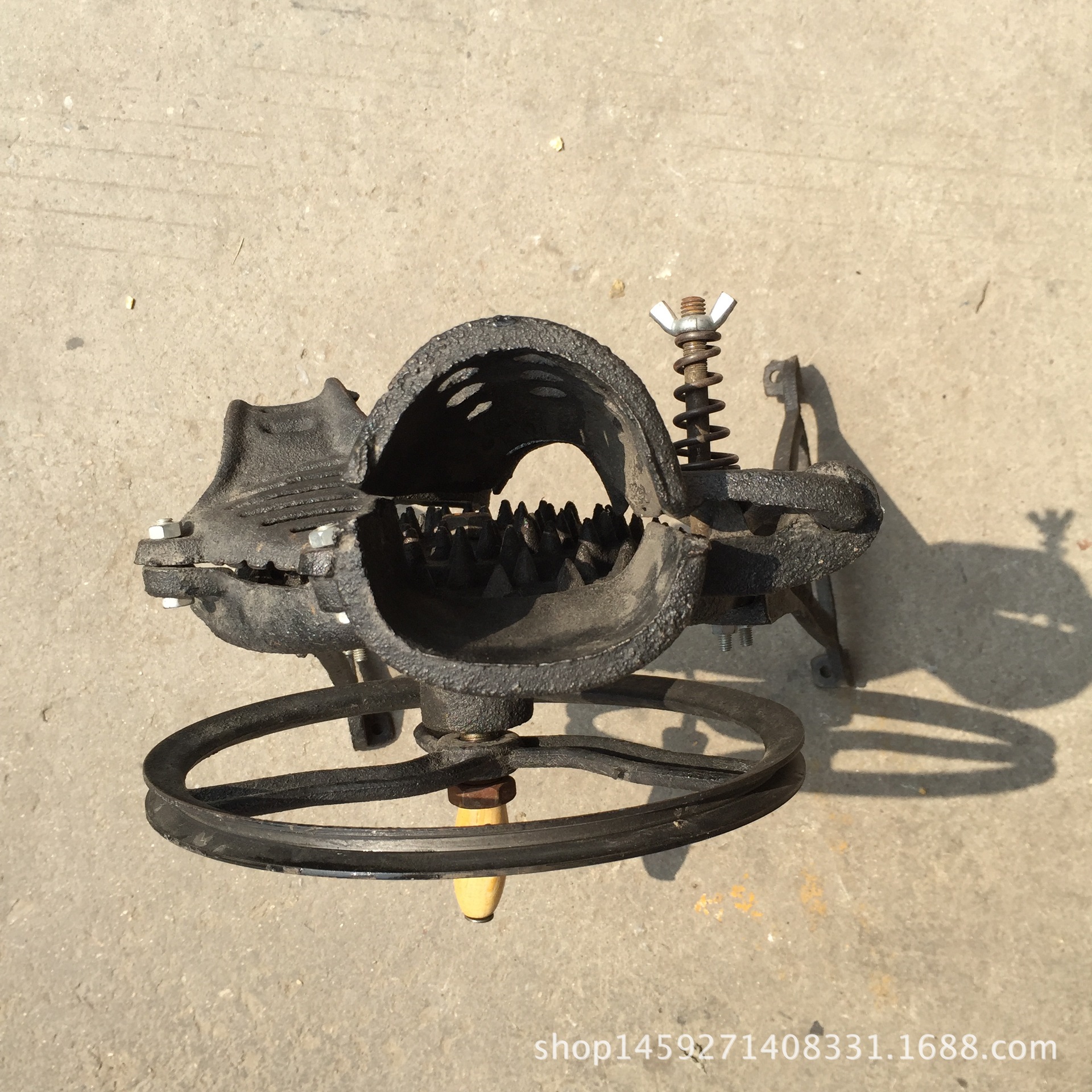 手動(dòng)鑄鐵玉米脫粒機(jī)