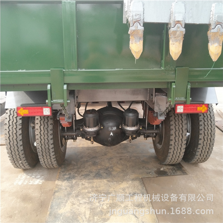 825大輪胎四驅(qū)隨車挖