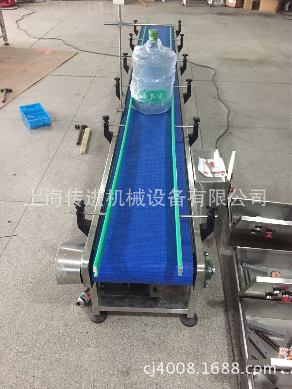 桶裝水鏈板輸送機(jī) 5加侖大桶水傳送帶 塑料網(wǎng)帶輸送機(jī) 飲料輸送機(jī)