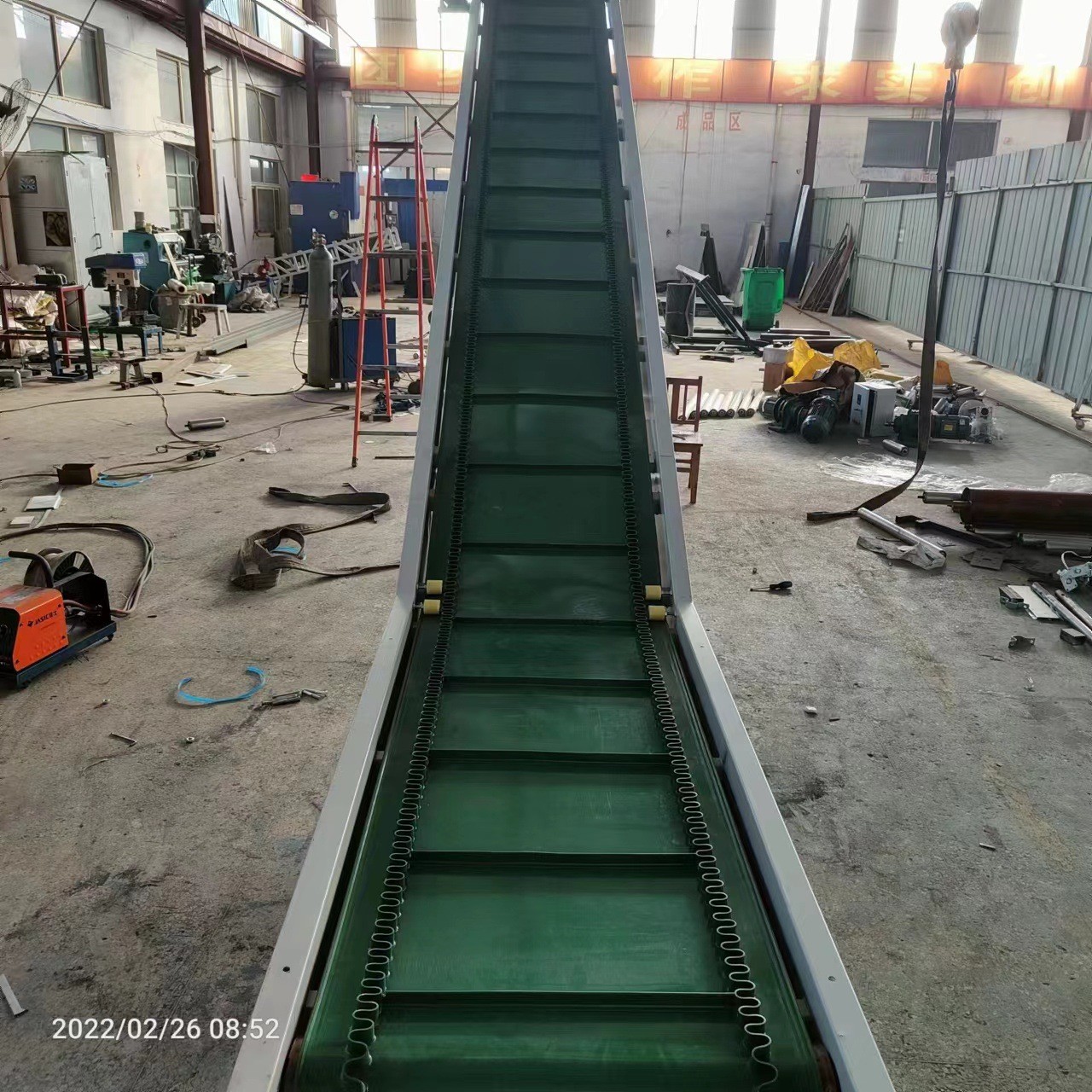 爬坡上料輸送帶 裝車卸貨傳送帶裙邊擋板皮帶輸送機(jī)皮帶提升機(jī)