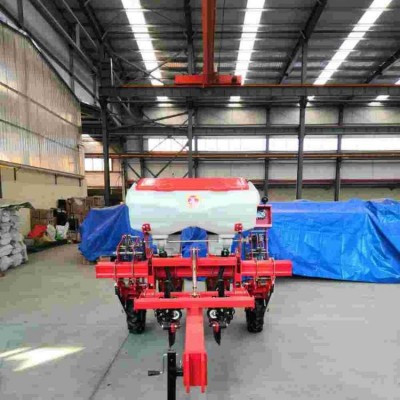 玉米免耕機(jī)使用機(jī)械代替原來的人工播種，施肥，耕地等步驟，一步完成。