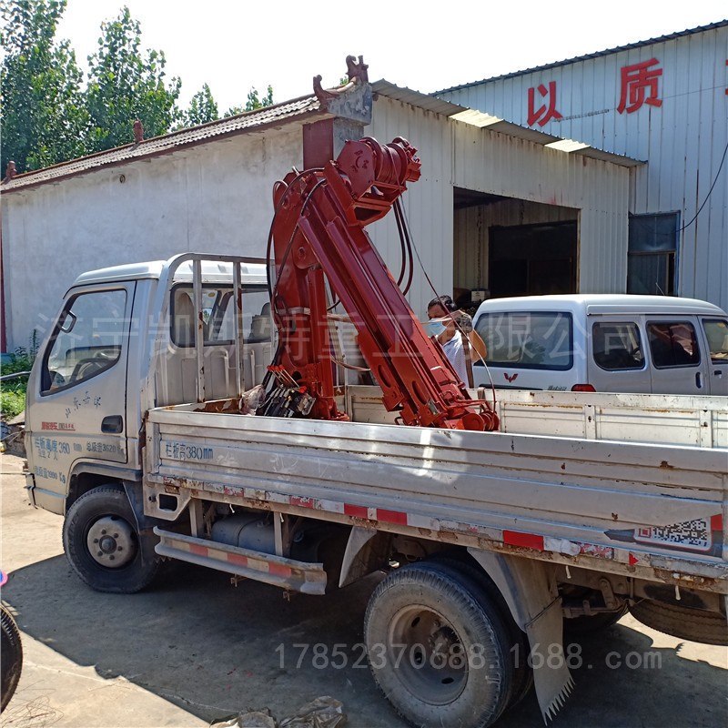 皮卡車安裝1.2車載噸折疊吊機 折疊吊車液壓360度旋轉(zhuǎn)吊機