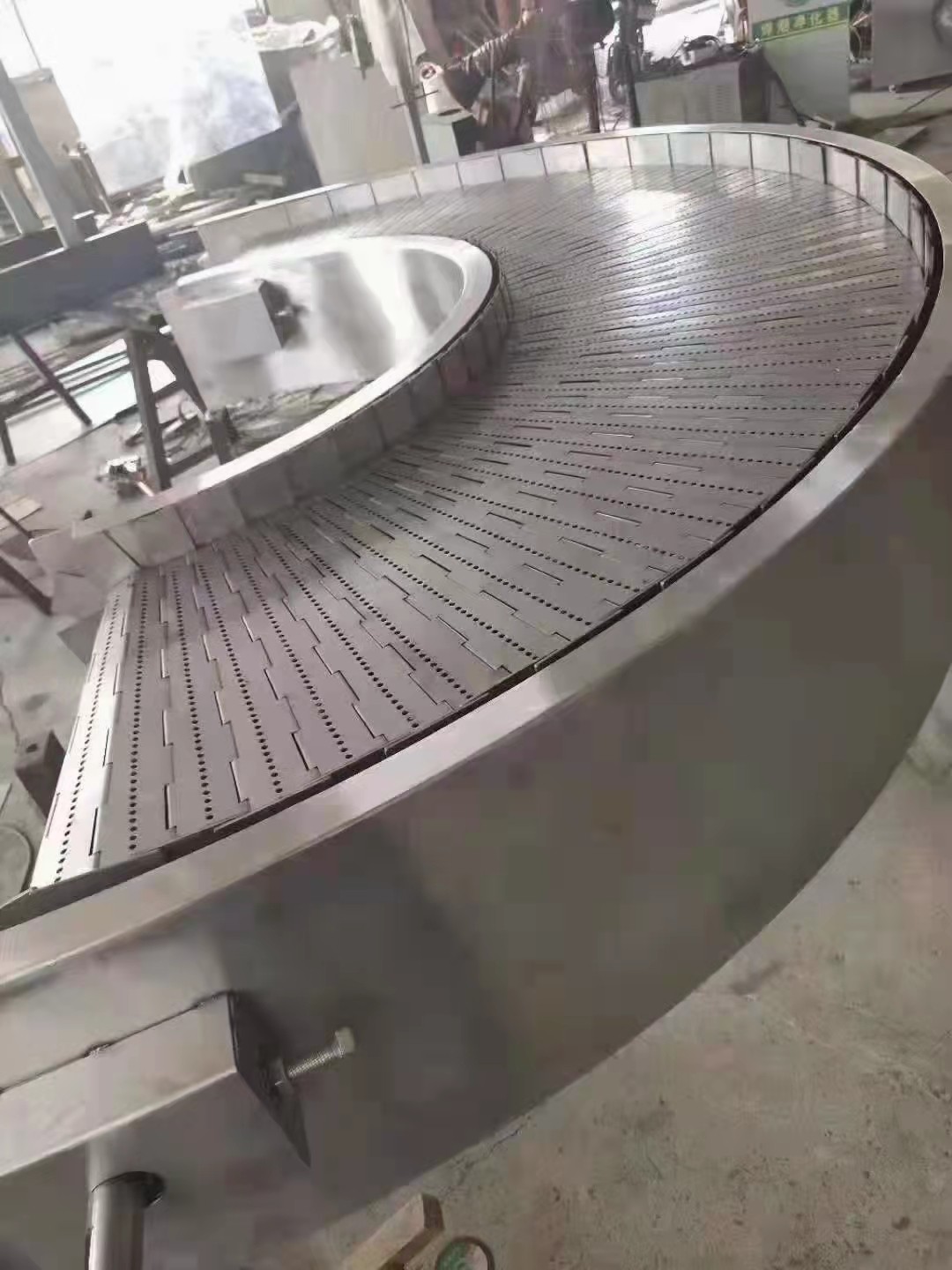 90度180度快遞分揀環(huán)形鏈板轉(zhuǎn)彎機(jī) 紙箱輸送鏈板式傳送機(jī)