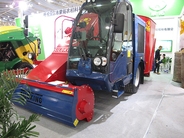 呼倫貝爾蒙拓緊湊型自走式飼料攪拌車