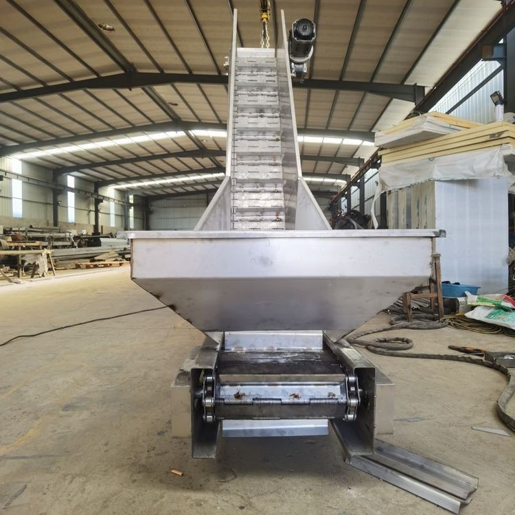 鑫順通 不銹鋼鏈板輸送機(jī) 工業(yè)物料搬運(yùn)機(jī) 移動上料爬坡提升機(jī) 可定制