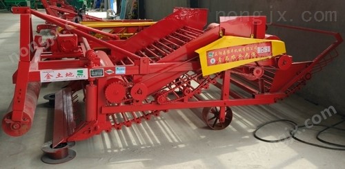 花生收獲機側(cè)面