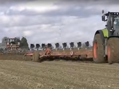 大型農(nóng)機翻地、苗床整地和播種，一氣呵成